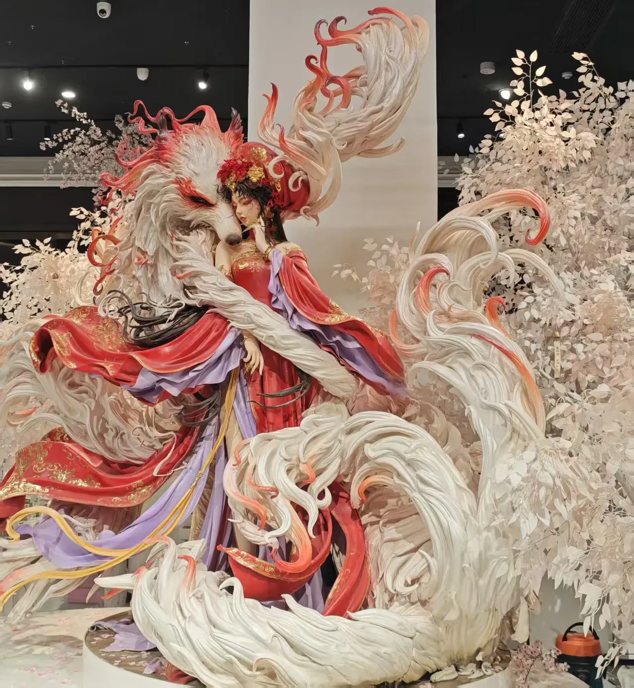 红白色的神话人物与灵兽大型糖艺作品